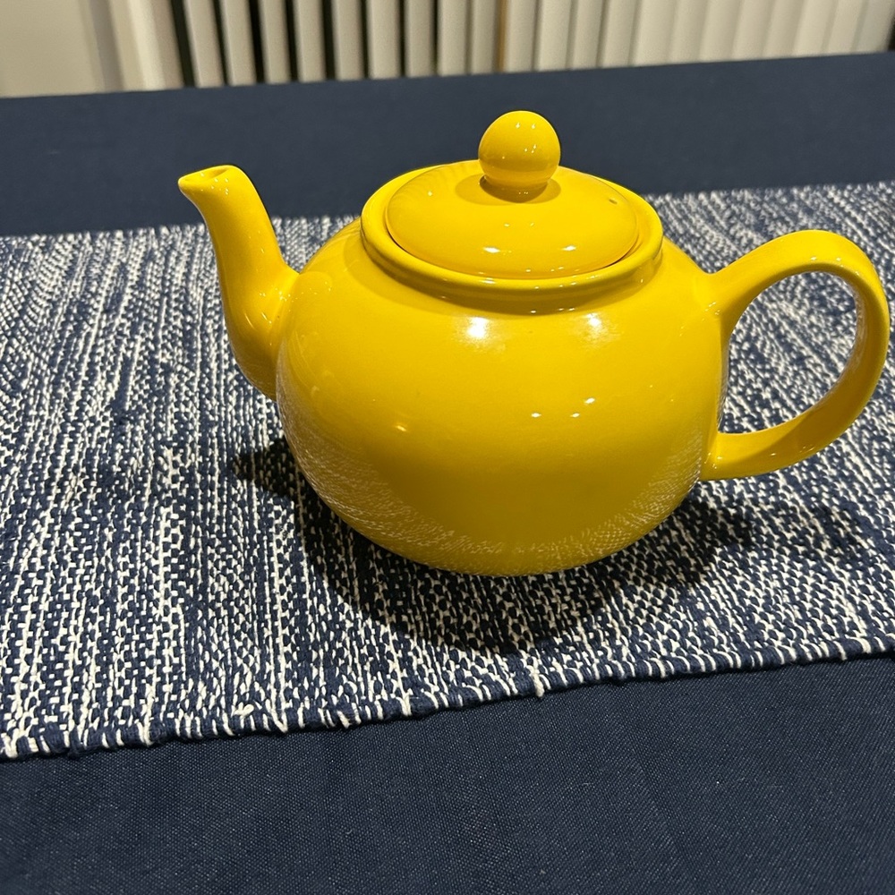 Beautiful teapot in excellent condition. Purchased from Metropolitan Market.
